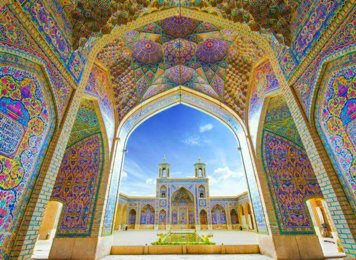 نقش رنگ در تزئین کاشی کاری در بناهای اسلامی دوران سلجوقی و تلفیق آن با کاشی کاری در قرن 21